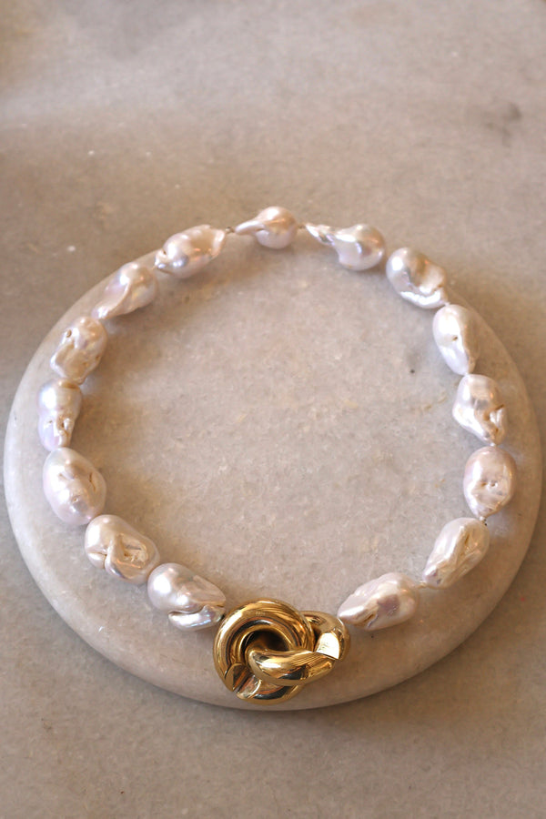 SHORT BAROQUE PEARL NECKLACE W/GOLD CLASP