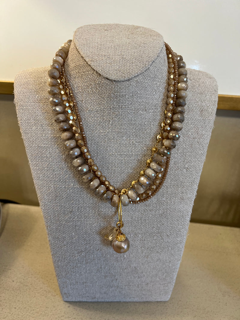 PEARLIZED CLUSTER NECKLACE W/MOTHER OF PEARL PENDANT